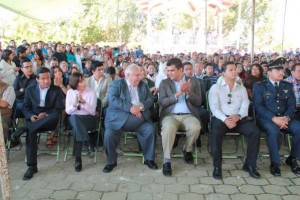 Servidores públicos, autoridades militares  y ciudadanos de Santa Cruz Xoxocotlán congregados en acto protocolario de toma de protesta de munícipe H