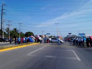 Caos vial y pérdidas económicas generan los maestros en bloqueo carretero