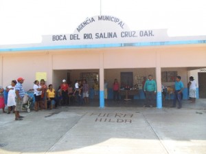 Pobladores de Boca del Río cierran la agencia y desconocen a Hilda Cruz (4)