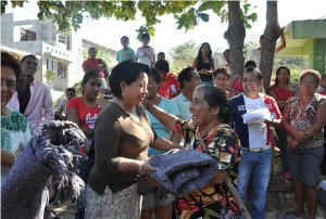 La Presidenta Municipal Rosa Nidia Villalobos González entrega cobijas en las colonias (6)