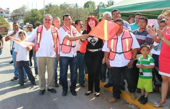 Acompañado del presidente de Matías Romero, Etelberto Rodríguez Terán, inauguró la primer etapa del Boulevard de acceso, la cual contó con un monto de inversión superior a los 3 millones de pesos. FOTO: ARMANDO RODRÍGUEZ M.