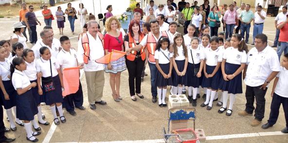 Entre porras y aplausos, el legislador federal, el edil de Matías Romero y el director de la Escuela Primaria “7 de Noviembre” colocaron la primer piedra del techado de la cancha de esta institución educativa. FOTO: DONAJÍ ROBLES.