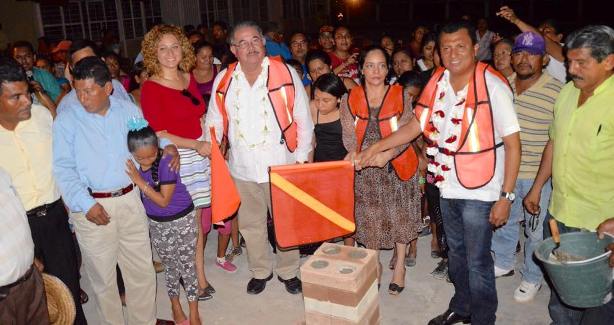 Tal y como se comprometió, Samuel Gurrión visitó la agencia municipal de Palomares para dar el banderazo de inicio de la construcción del domo de la cancha de la Escuela Primaria “Emiliano Zapata” y “Enrique C. Rebsamen”, turno matutino y vespertino respectivamente. FOTO: DONAJÍ ROBLES.