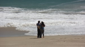 Una pareja de enamorados se toma fotos en Playa Abierta. Foto: @jesusmoraleshoy