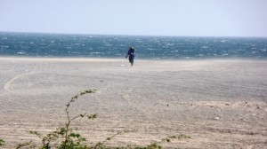 Un pescador termina su jornada de trabajo en Salinas del Marqués, Salina Cruz, Oax.. Foto: @jesusmoraleshoy