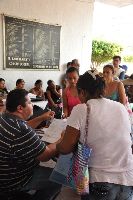 Familias satisfechas por renovar su póliza del Seguro Popular. (2)