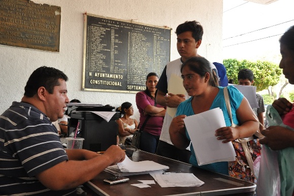 Familias satisfechas por renovar su póliza del Seguro Popular. (4)