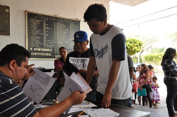 Familias satisfechas por renovar su póliza del Seguro Popular. (5)