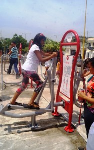 Vecinos de Barrio Nuevo fomenta la actividad física con modernos ejercitadores. (2)