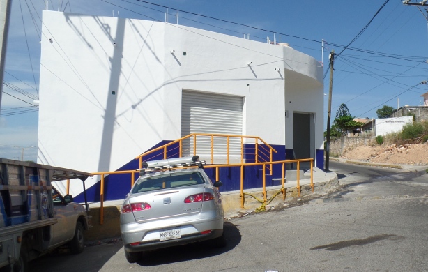 Despúes: Reducción de banqueta y colocación de protección para el peatón.