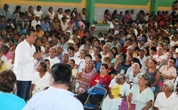 Las familias de Teotitlán de Flores Magón agradecieron a Samy Gurrión los apoyos y gestiones que realizó a favor de esta comunidad, como la gestión de una pavimentación y las jornadas ciudadanas.