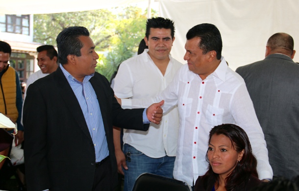 Los líderes y pastores evangélicos gustosos del encuentro con Gurrión Matías, lo saludaban e intercambiaban palabras con él.