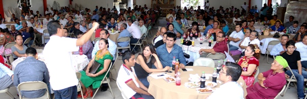 Los pastores evangélicos reconocieron la labor social de Gurrión Matías que ha sumado esfuerzos para mantener la paz en los pueblos de Oaxaca.