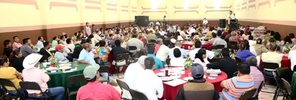 Reunidos en el Salón Libanés los líderes y pastores evangélicos pidieron que el gestor social, Samuel Gurrión no detenga su trabajo social en Oaxaca.