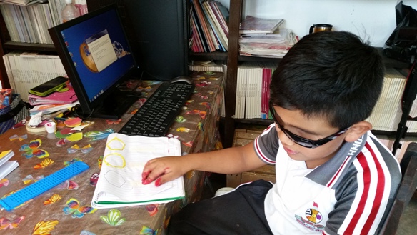 En la escuela Hermanos Flores Magón, Alan Francisco aprendió a leer y escribir en Braille a sus 8 años.