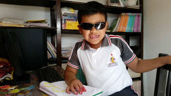 Alan va a la escuela y convive con sus compañeros de clase, sin embargo tiene horas en las que perfecciona formas de comunicación para personas ciegas.
