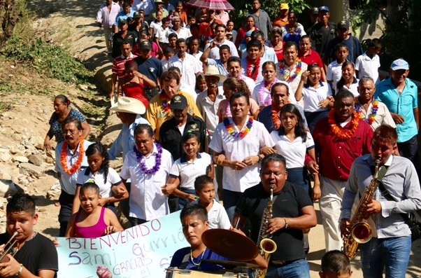 Los pobladores y autoridades recibieron al gestor social con banda, agradecidos con la gestión de Gurrión Matías.