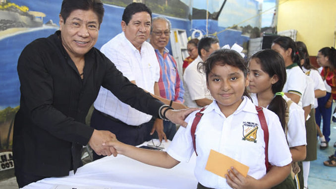 Cumple Rodolfo León Aragón con el pago de becas a niños de escuelas primarias 01