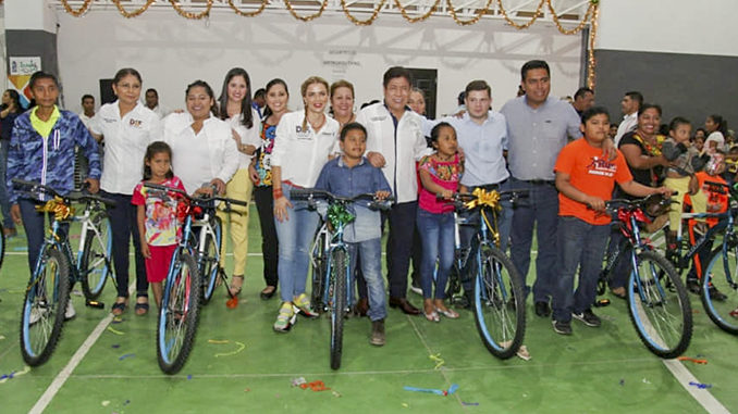 Ivette Morán de Murat y Rodolfo León Aragón dibujan sonrisas de niños en Posada Navideña 03