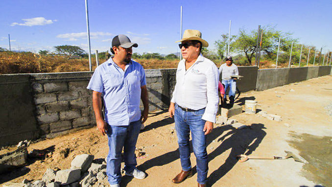 Supervisa Rodolfo León Aragón trabajos de construcción en nuevo panteón 1