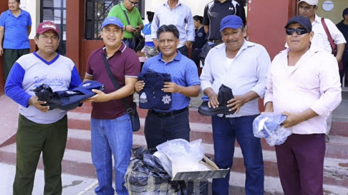 Antonino Morales entrega vehículo y uniforme para policías de la Agencia Municipal de Santa Rosa de Lima