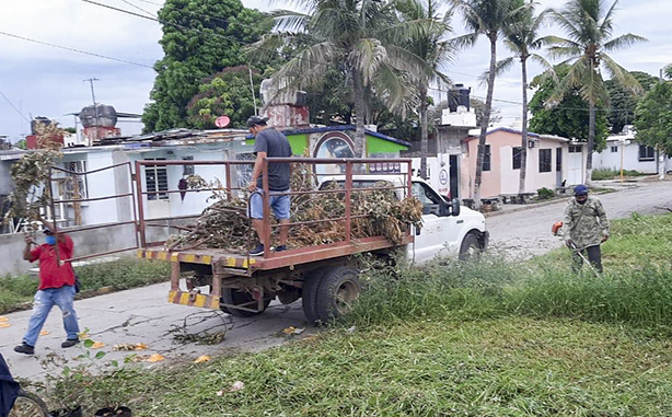Dan mantenimiento al parque del fraccionamiento El Pitayal de Tehuantepec