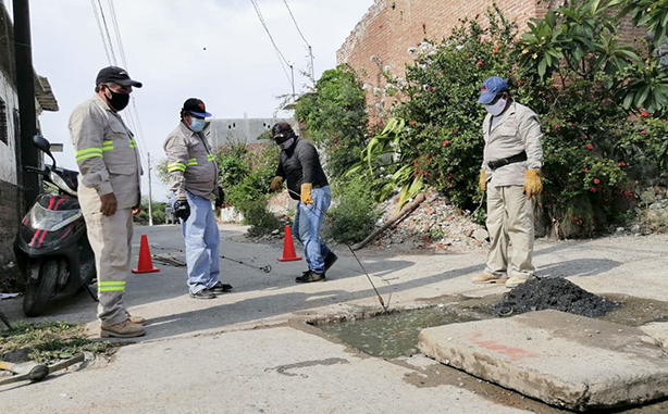Municipio de Tehuantepec desazolva drenaje sanitario en el Cerrito Chicuindi